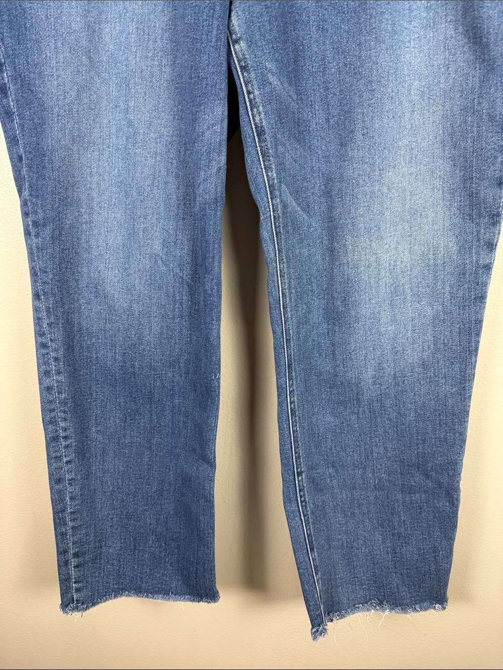 Kut from the Kloth Medium Blue Cropped Button-Fly Jeans. Size 16 - Picture 3 of 9